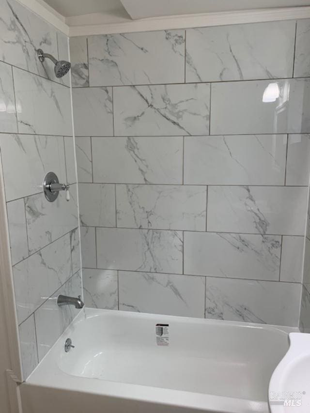 bathroom featuring tiled shower / bath combo