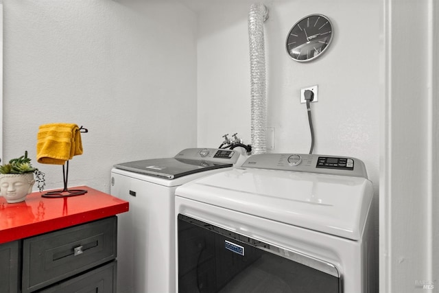 laundry room with washing machine and clothes dryer