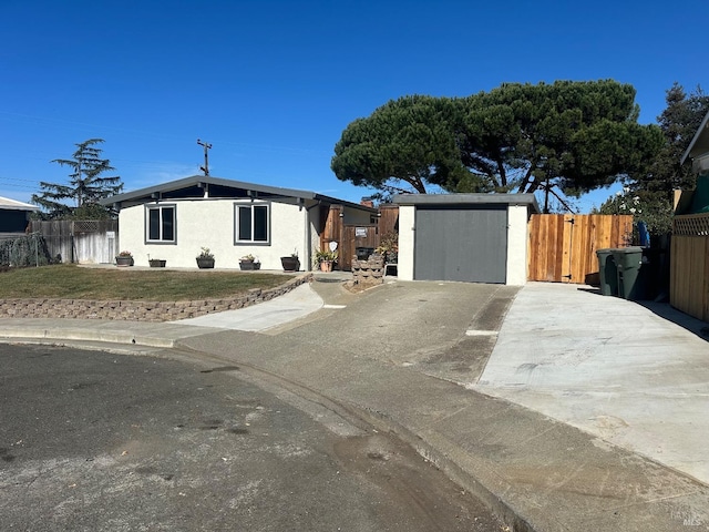 view of front of property featuring a storage shed and a front lawn