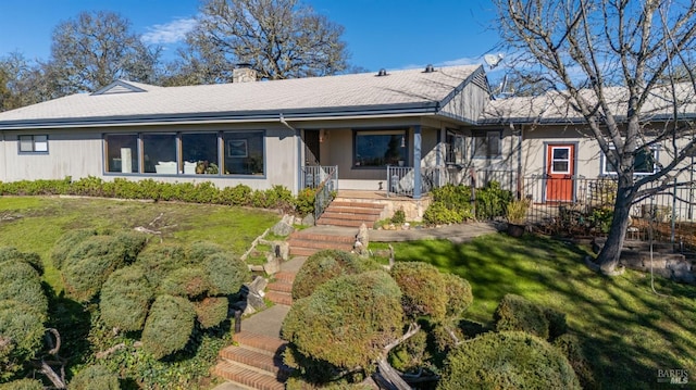 single story home featuring a front yard