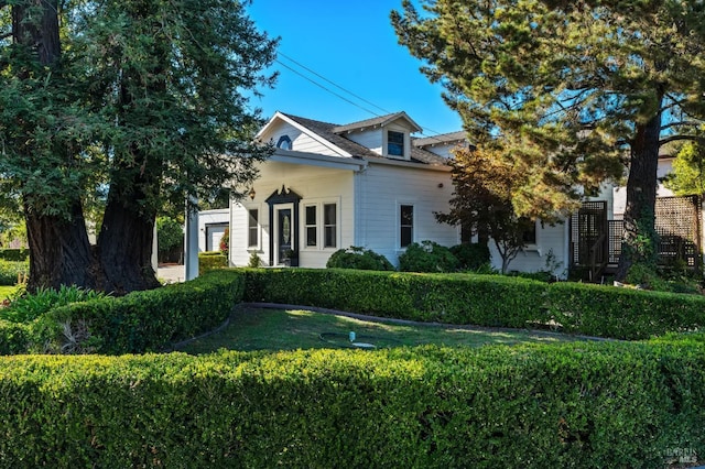 view of front of property featuring a front lawn