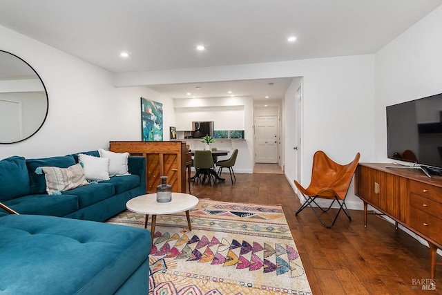living room featuring baseboards, recessed lighting, and hardwood / wood-style flooring