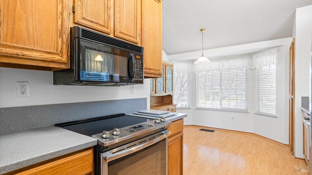 kitchen featuring visible vents, light wood-style flooring, a textured ceiling, stainless steel range with electric cooktop, and black microwave