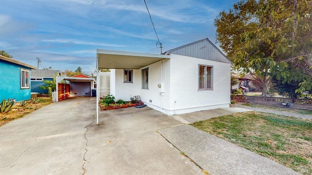 view of front of house featuring a carport