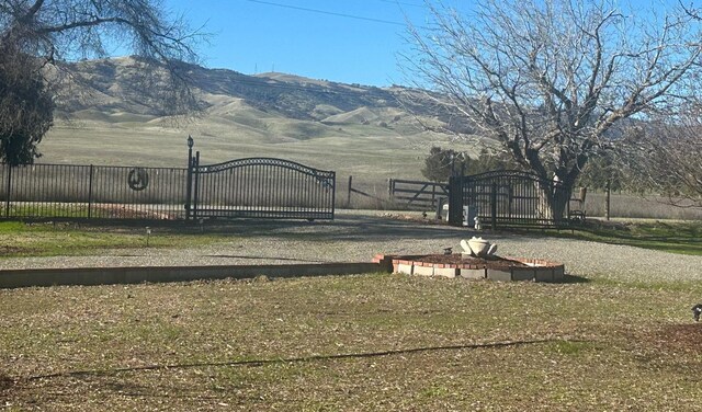 view of yard featuring a mountain view