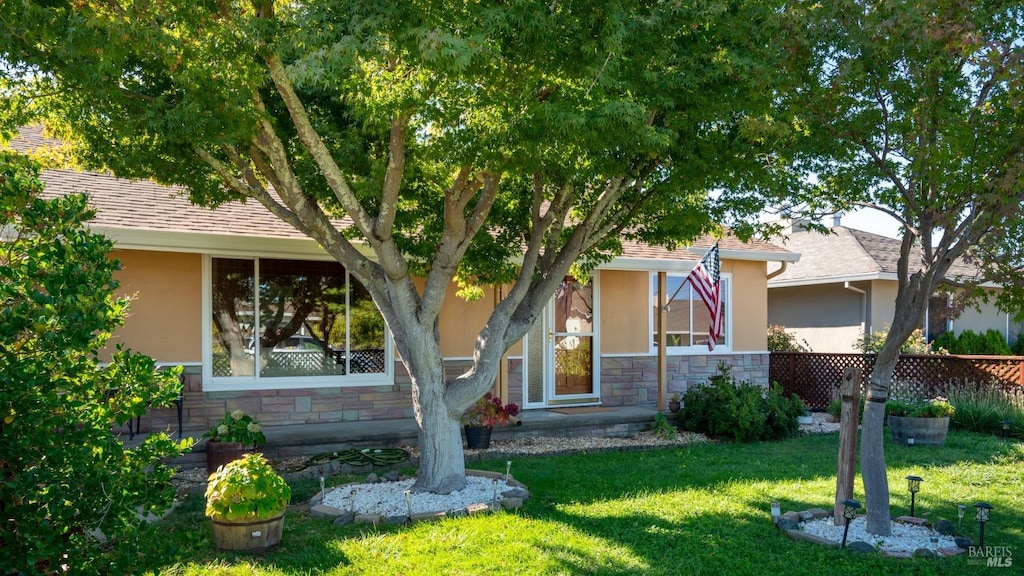 view of front facade featuring a front lawn