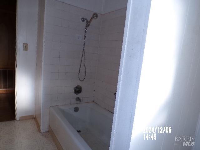 bathroom with tiled shower / bath