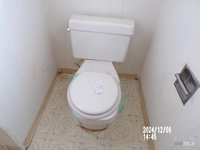 bathroom featuring toilet