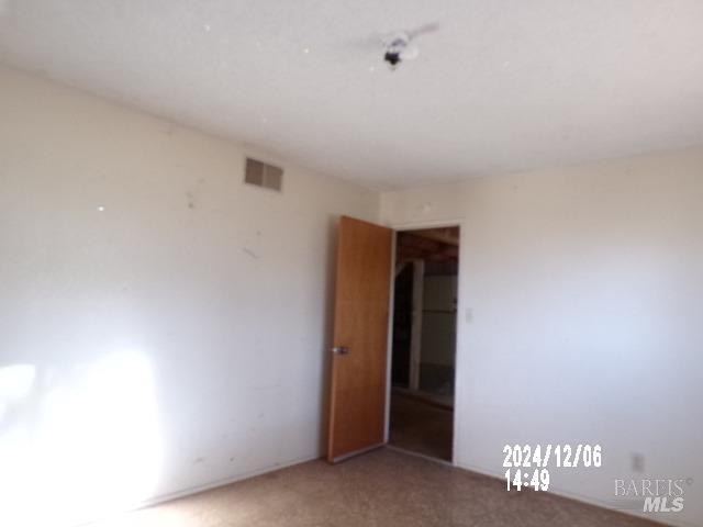 unfurnished room with carpet flooring