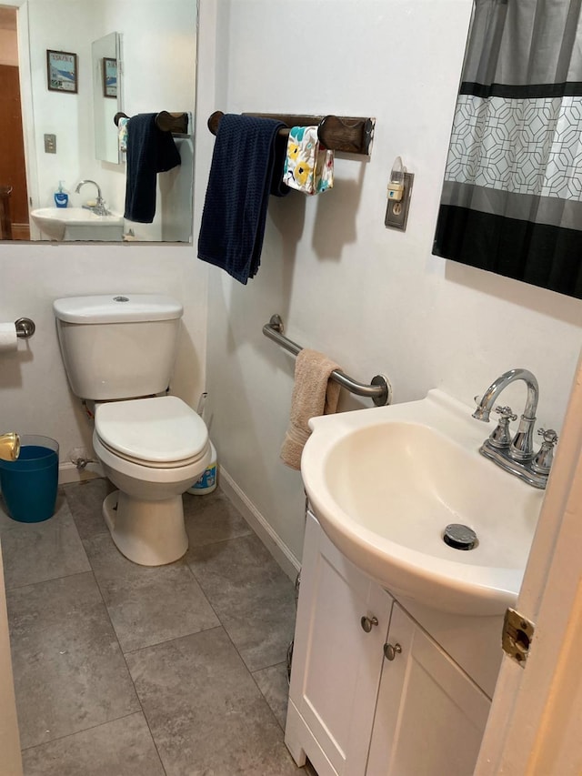 full bathroom featuring vanity, a shower with shower curtain, baseboards, tile patterned flooring, and toilet