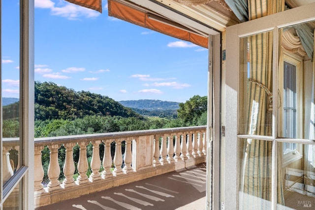 balcony featuring a mountain view