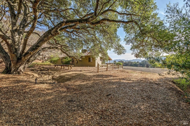 view of yard featuring a mountain view