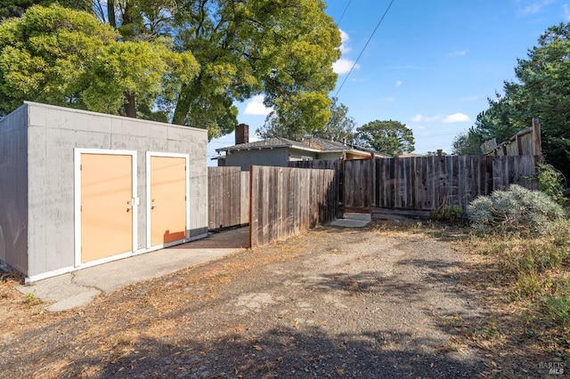 view of yard with a storage unit