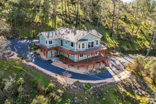 birds eye view of property featuring a forest view