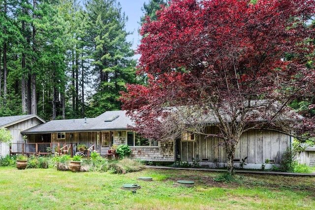 view of front facade with covered porch and a front yard