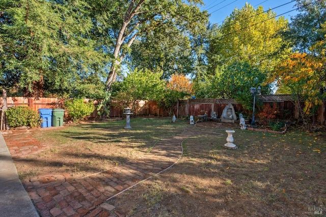 view of yard featuring a storage shed