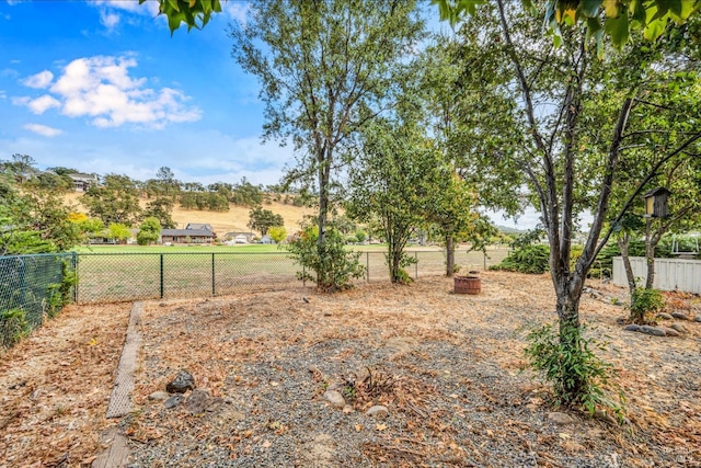 view of yard featuring a rural view