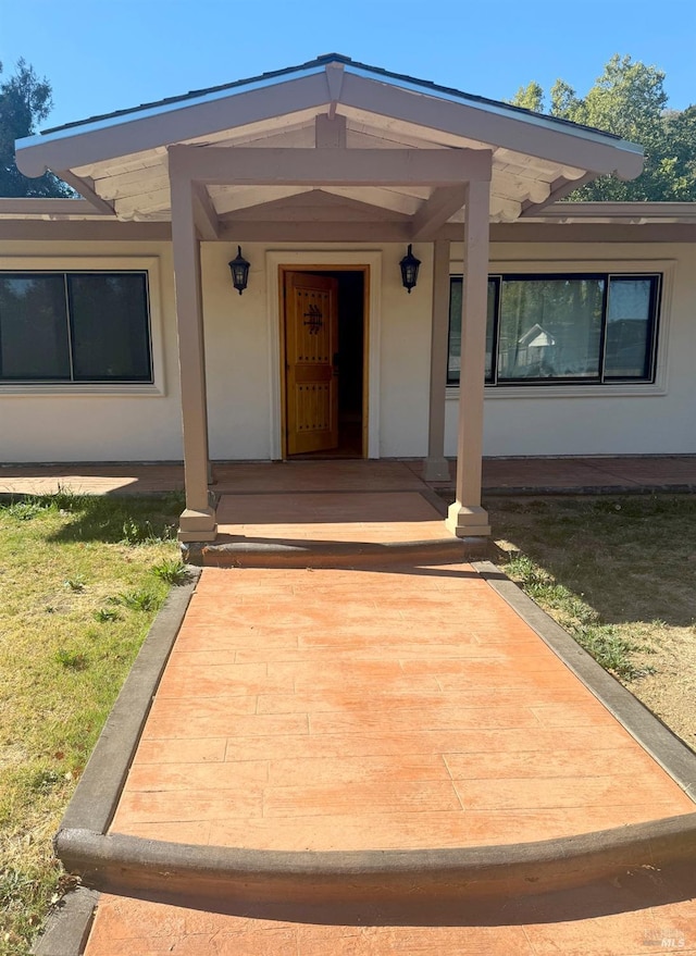 entrance to property featuring covered porch