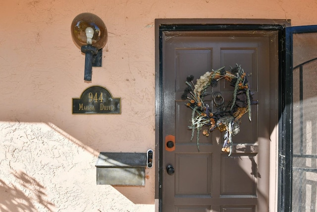 entrance to property with stucco siding