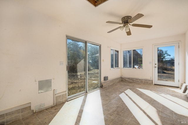 sunroom with ceiling fan