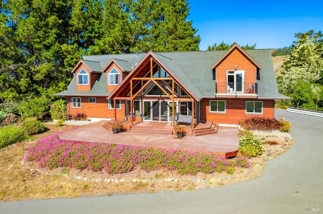 view of front of home featuring a balcony