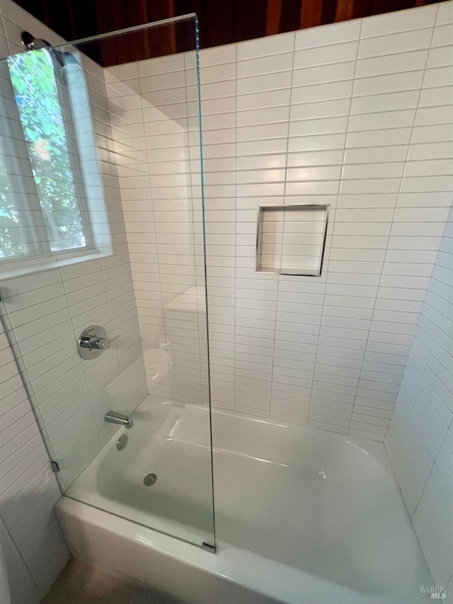 bathroom featuring tiled shower / bath combo