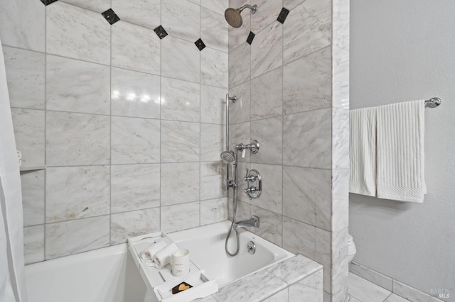 bathroom with tiled shower / bath