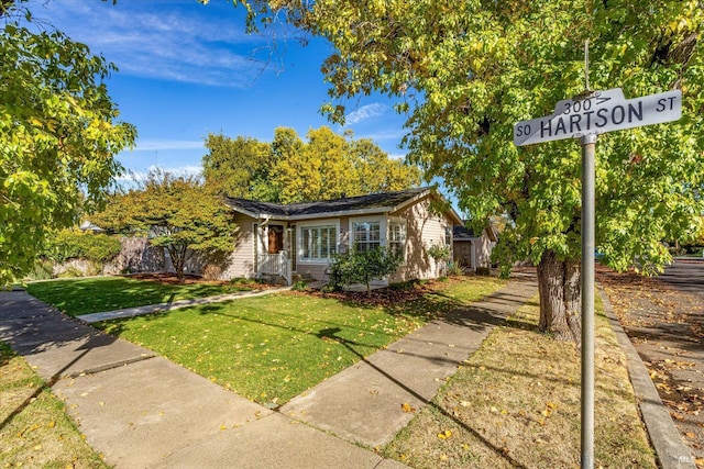 view of front of property featuring a front yard