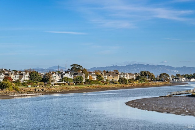 water view with a mountain view