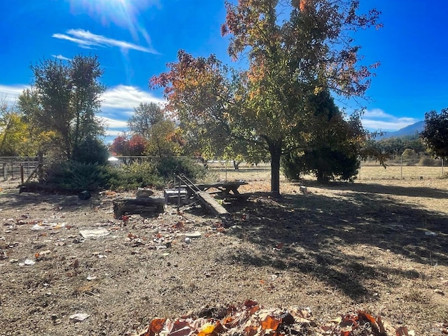 view of yard featuring a rural view