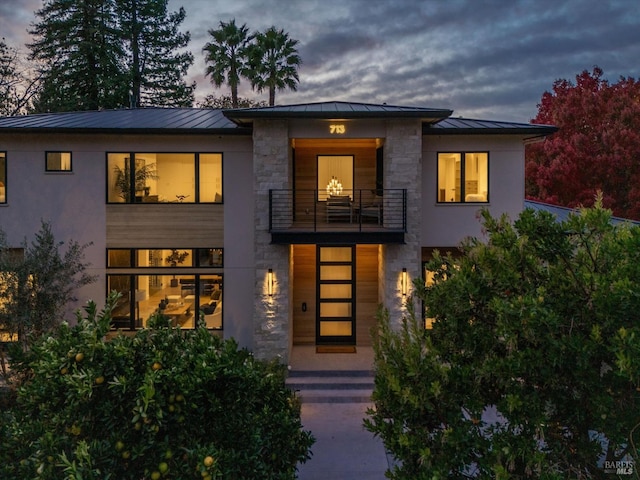 view of front of property featuring a balcony