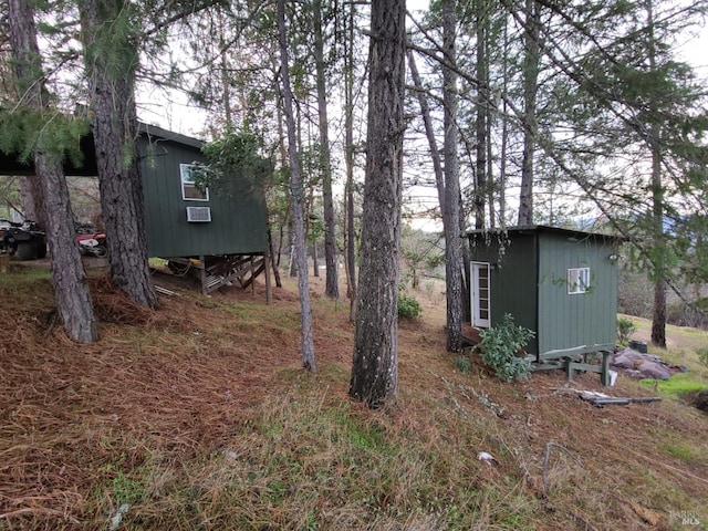 view of yard featuring a storage shed