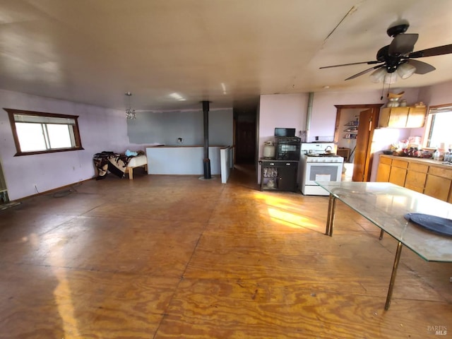 kitchen featuring plenty of natural light, ceiling fan, and white range with gas cooktop