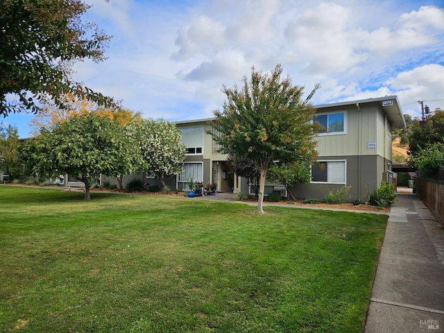 view of front of home featuring a front yard