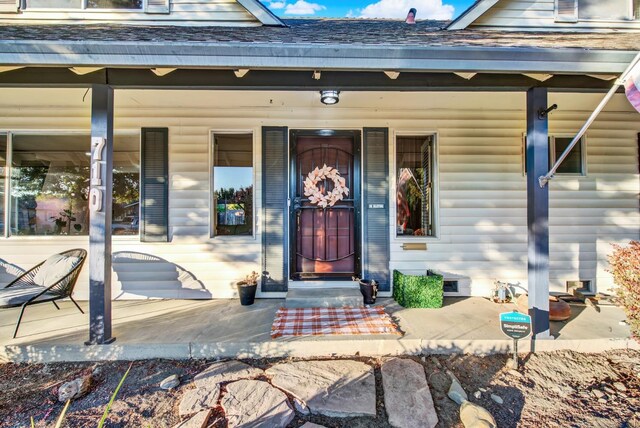 entrance to property featuring covered porch