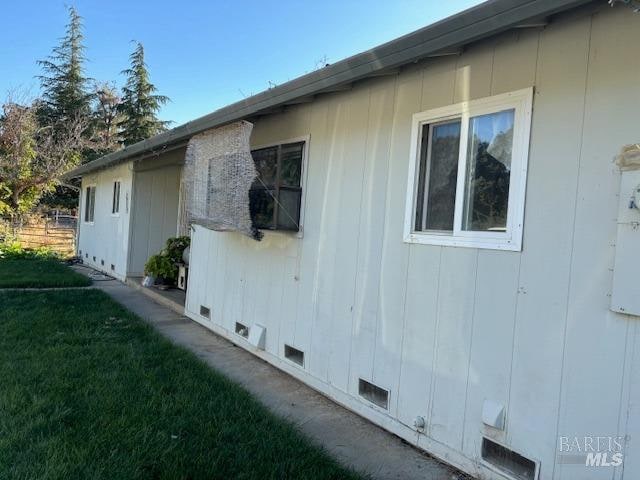 view of side of property featuring a lawn