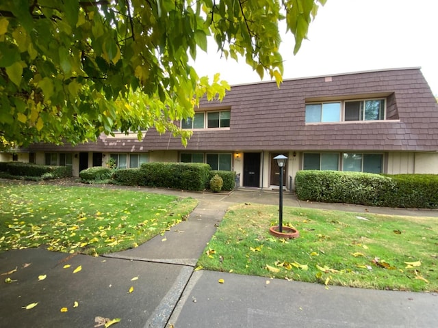 view of front facade featuring a front yard