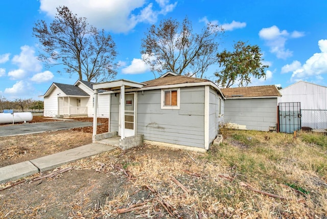 view of front of property featuring fence