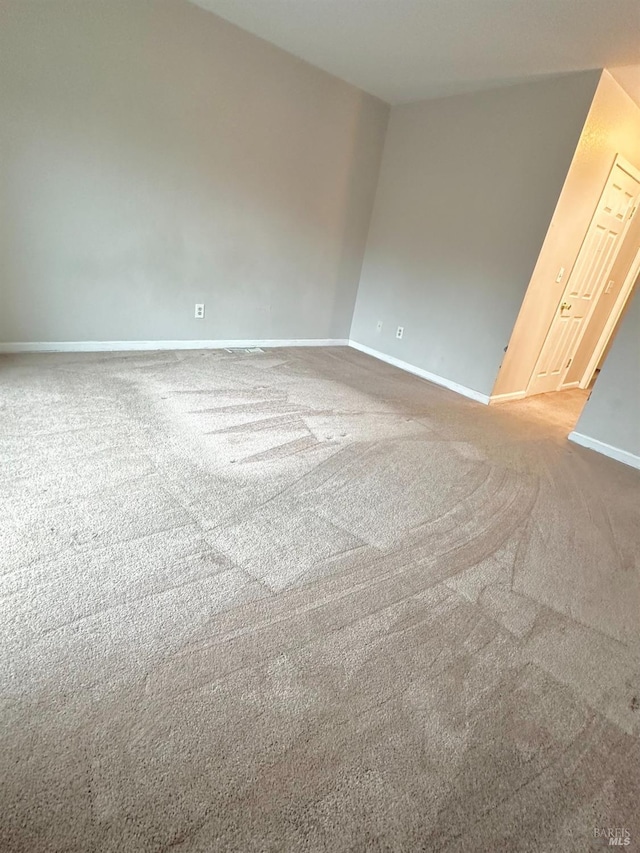 unfurnished room featuring carpet