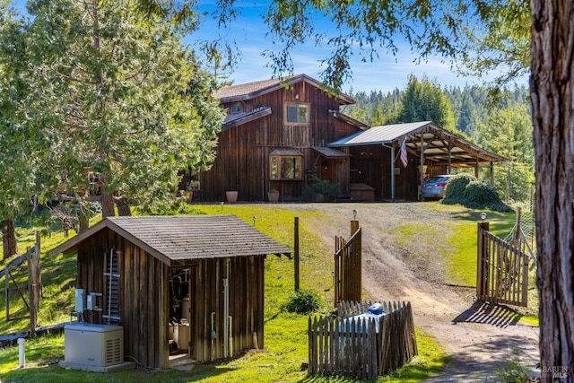 view of yard with a carport and an outbuilding