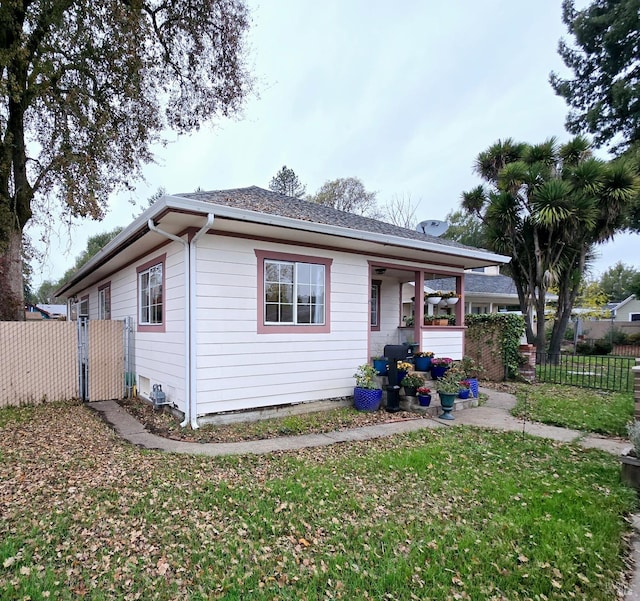 view of front of house with a front lawn