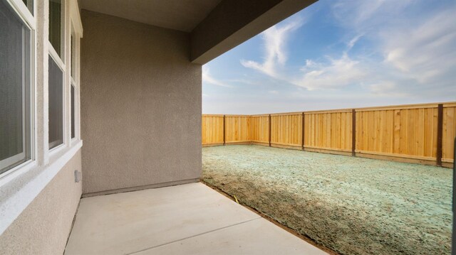 view of yard featuring a patio area