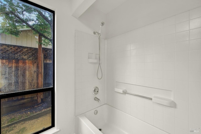 bathroom featuring tiled shower / bath combo