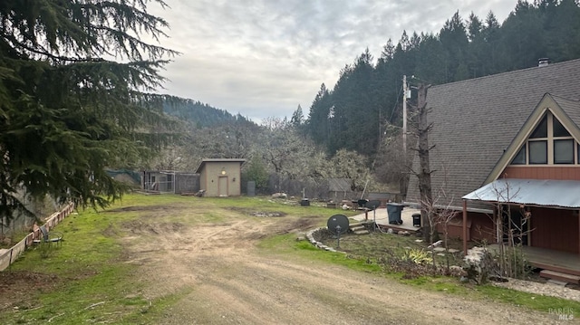 view of yard with an outbuilding