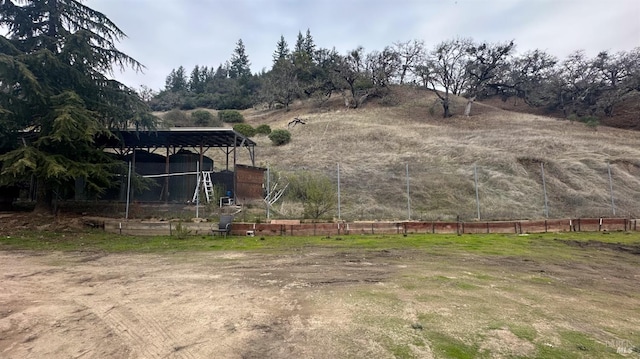 view of yard featuring a rural view