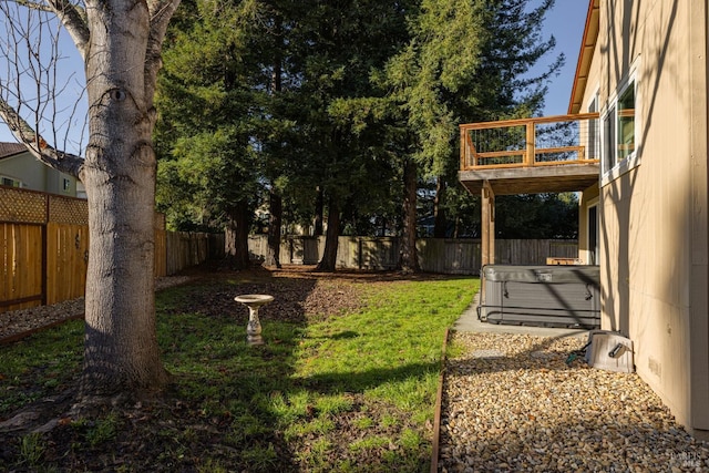 view of yard with a hot tub