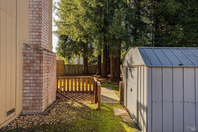 view of yard featuring a storage unit