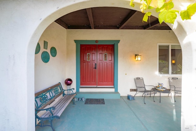 view of exterior entry featuring stucco siding