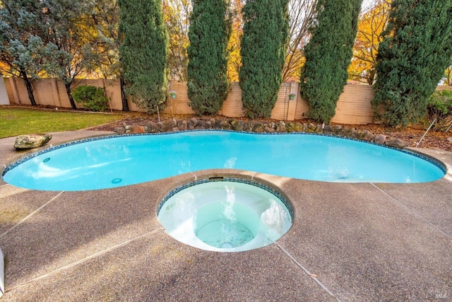 view of pool featuring an in ground hot tub