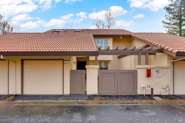 townhome / multi-family property featuring stucco siding and a tile roof